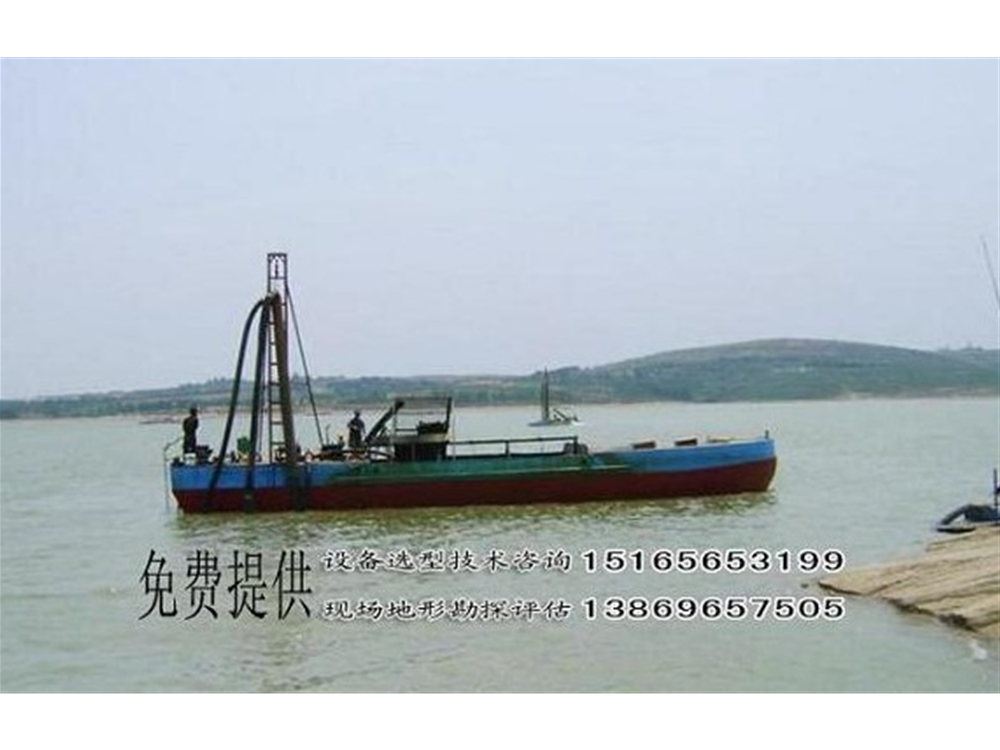 自抽自卸式抽沙運輸船工作現(xiàn)場