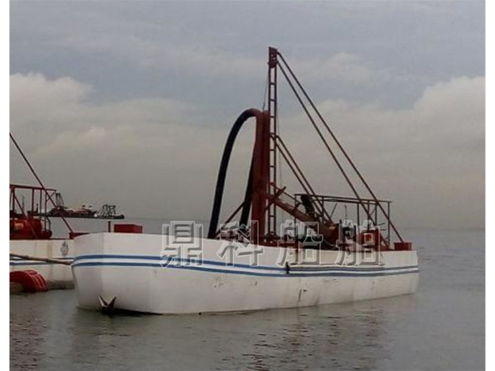 自抽自卸式抽沙運輸船工作現(xiàn)場